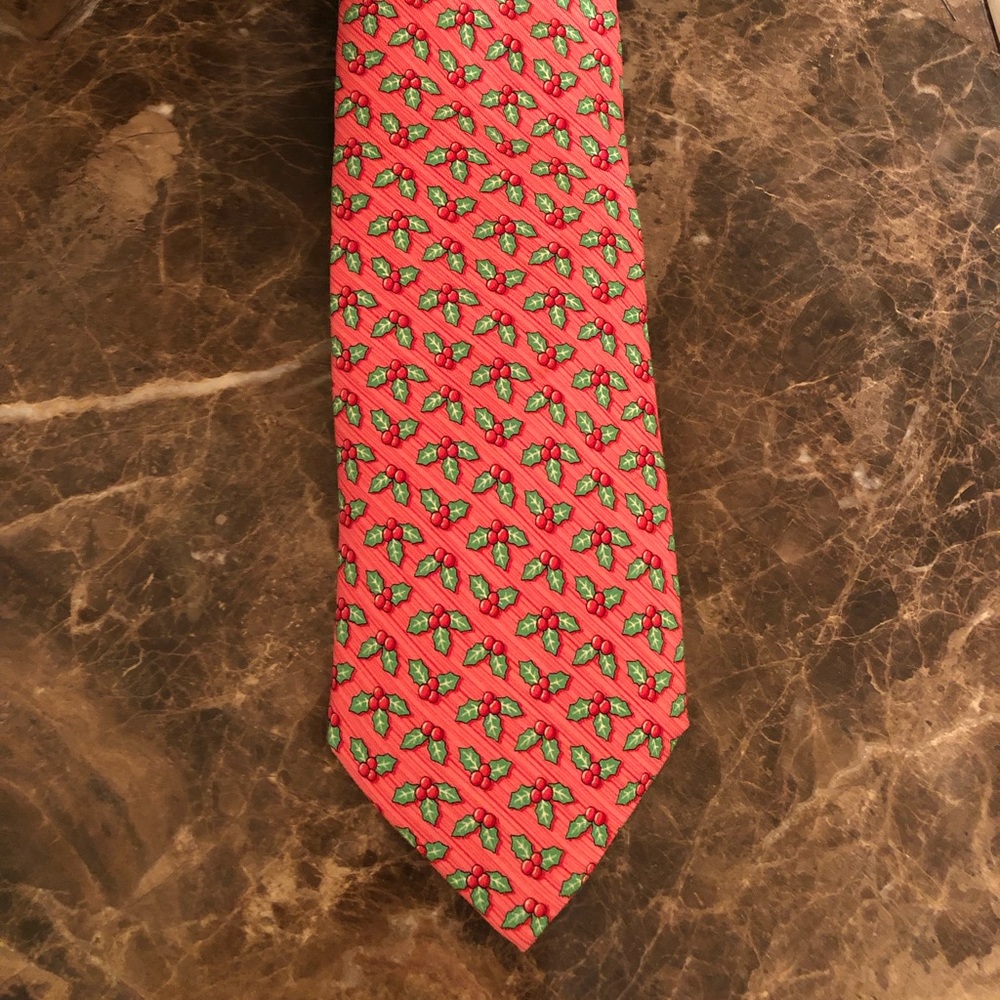 Get in the Holiday spirit with this brushed silk festive Vineyard Vines tie.  🎁
